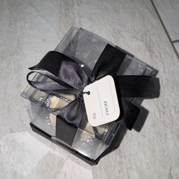 NIB- Ring Holder! Silver and Cream Flower Ring Holder - Picture 4 of 6